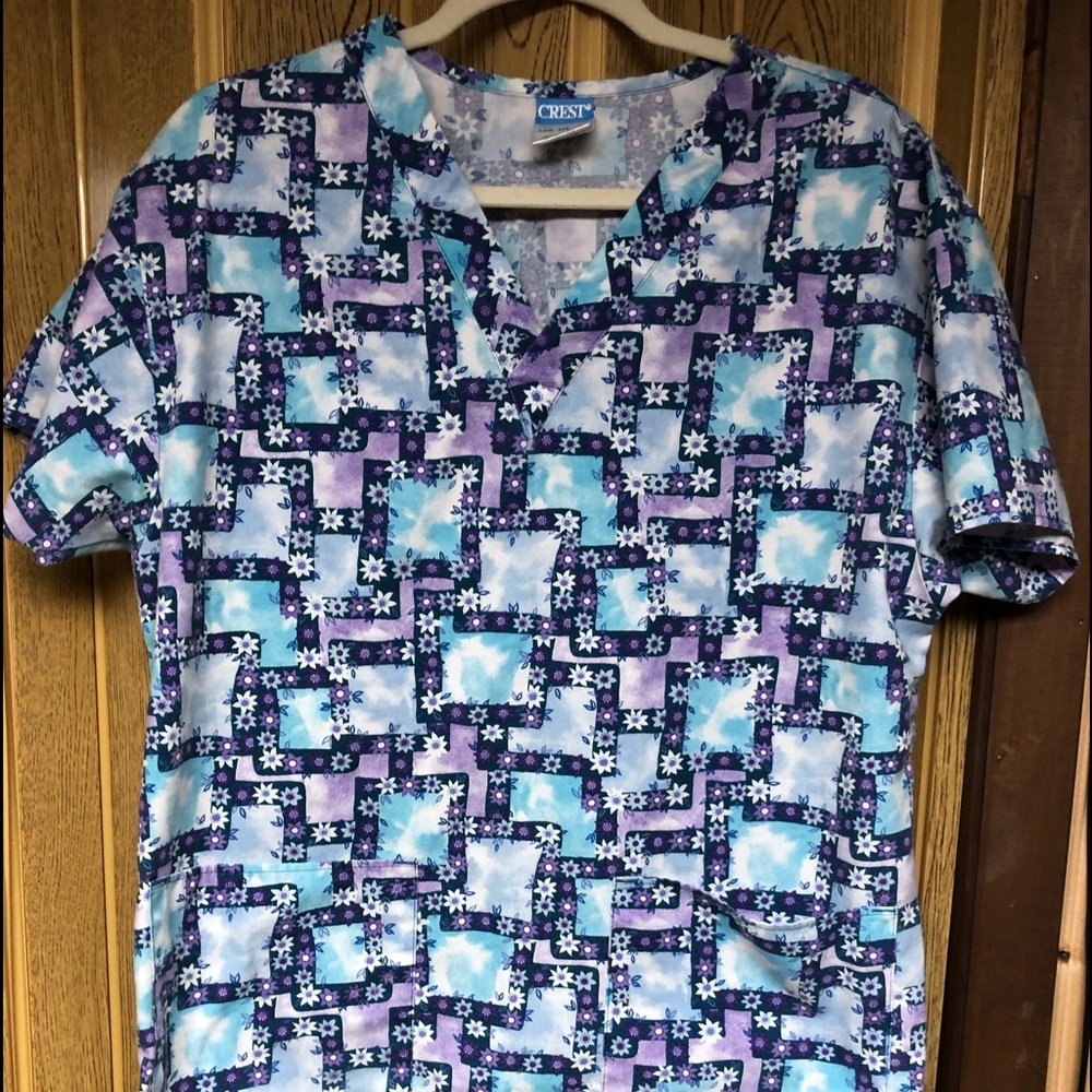 CREST SCRUBS. MEDIUM